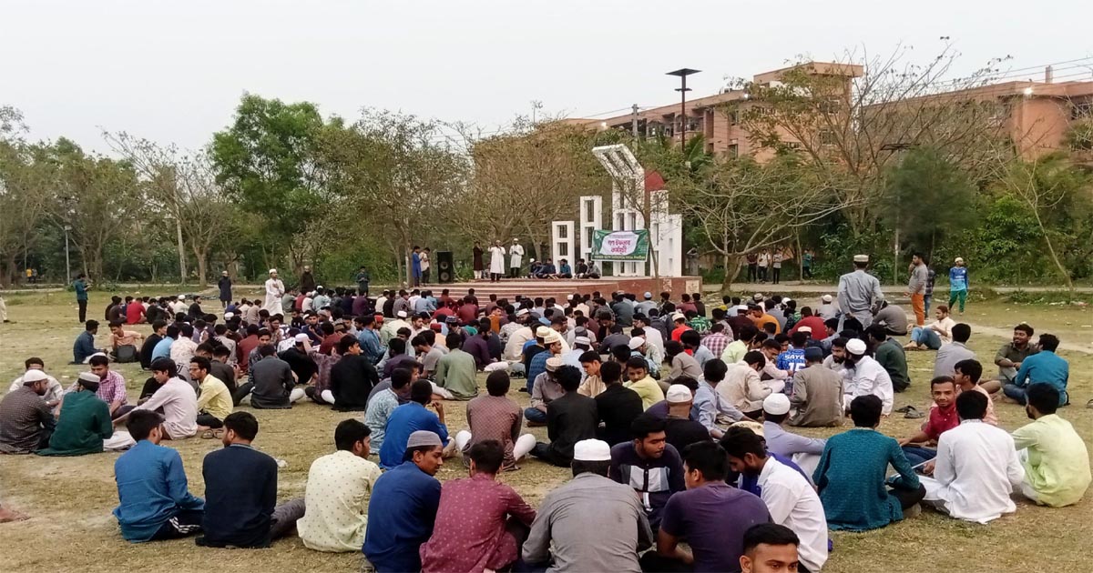 ক্যাম্পাসের অভ্যন্তরে ইফতারের ওপর নিষেধাজ্ঞার প্রতিবাদে ববিতে গণইফতার