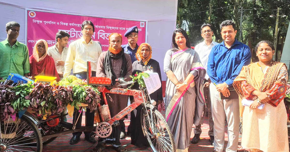 বাসাইলে ব্যাটারিচালিত অটোভ্যান বিতরণ