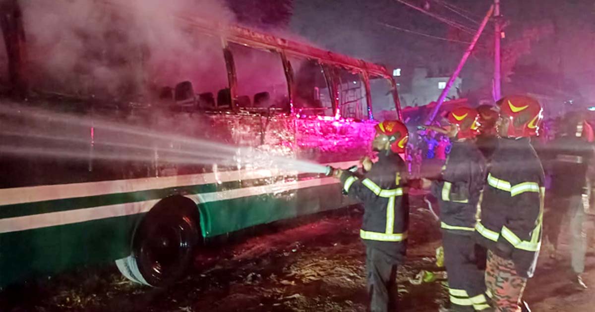 মিরপুরে দুই বাসে আগুন