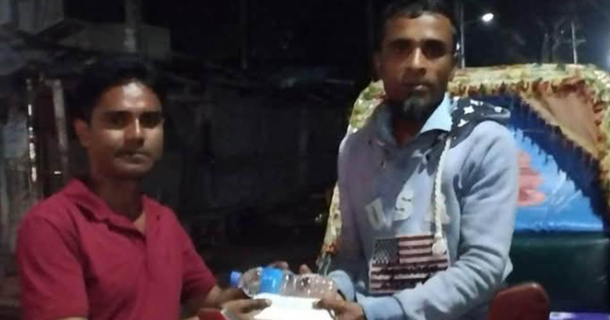 বাউফলে দুস্থ পথচারীদের মাঝে ছাত্রদল নেতার সেহরি বিতরণ