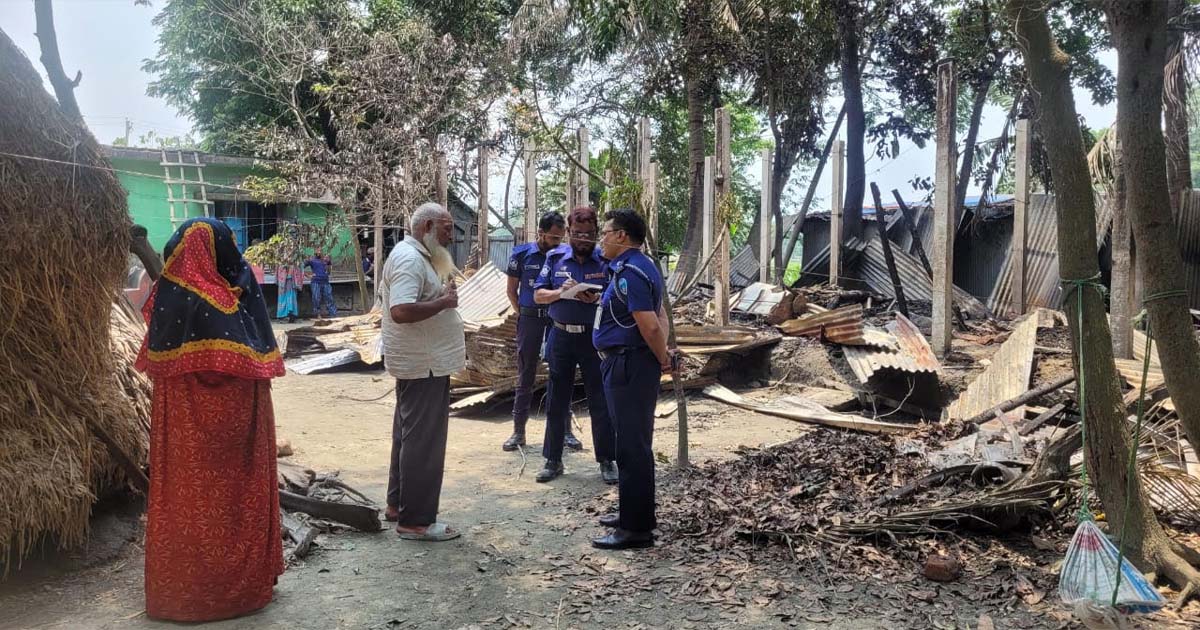 বুড়িচংয়ে  যুবলীগ নেতার নেতৃত্বে সাবেক সেনা সদস্যের বাড়িতে আগুন, হামলা লুটপাট