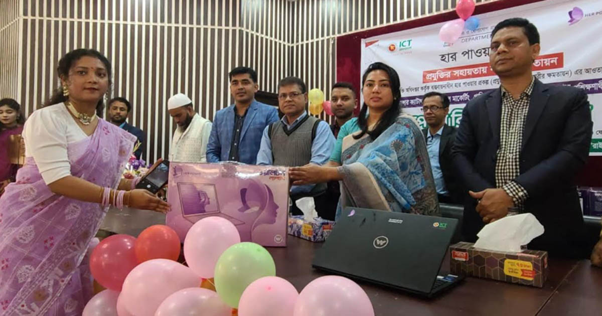 বেলকুচিতে ল্যাপটপ বিতরণ ও পিঠা উৎসব অনুষ্ঠিত