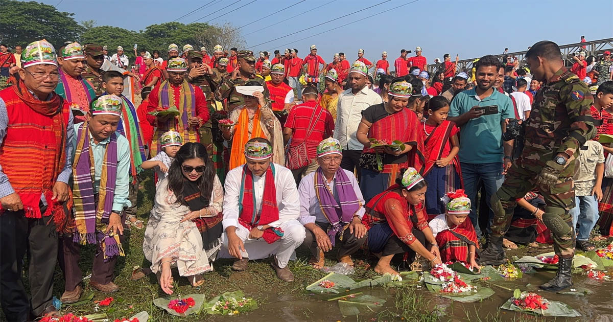 খাগড়াছড়িতে নদীতে ফুল ভাসানোর মধ্য দিয়ে শুরু হলো বৈসাবীর আনুষ্ঠানিকতা