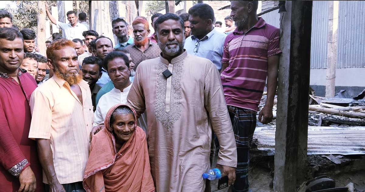 ফুলছ‌ড়ি‌তে আগুনে ক্ষতিগ্রস্ত পরিবারের পাশে বিএনপি নেতা