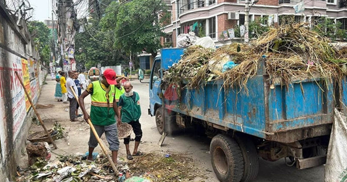 ঢাকা দক্ষিণ সিটির ৭৫ ওয়ার্ডে কুরবানির পশুর বর্জ্য অপসারণ