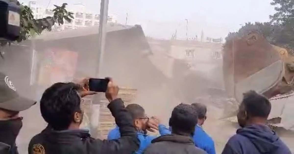 শাহজাহানপুরে উচ্ছেদ অভিযানের পুলিশ কনস্টেবল গুলিবিদ্ধ