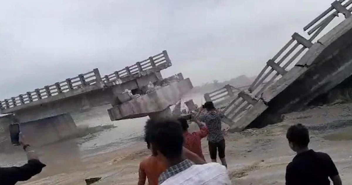উদ্বোধনের আগেই ভেঙে পড়ল ১২ কোটি টাকার সেতু