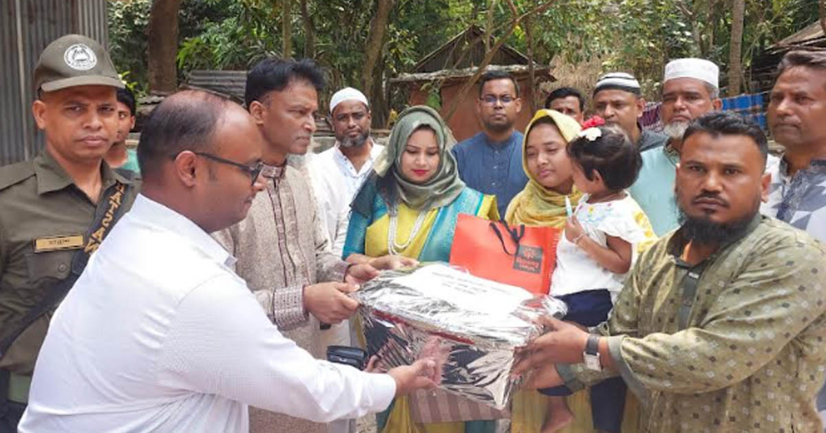 ঈদের দিনে দুই শহীদ পরিবারের খোঁজ নিলেন বিভাগীয় কমিশনার