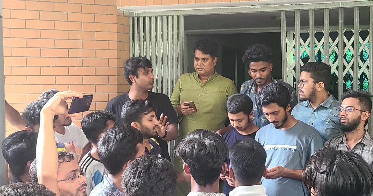 আবাসিক হলে বিদ্যুতের দাবিতে উপাচার্য ভবনের সামনে অবস্থান