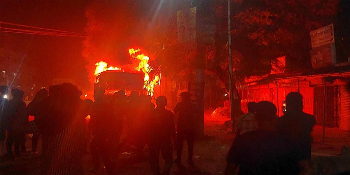 যশোরে দাঁড়িয়ে থাকা বাসে আগুন