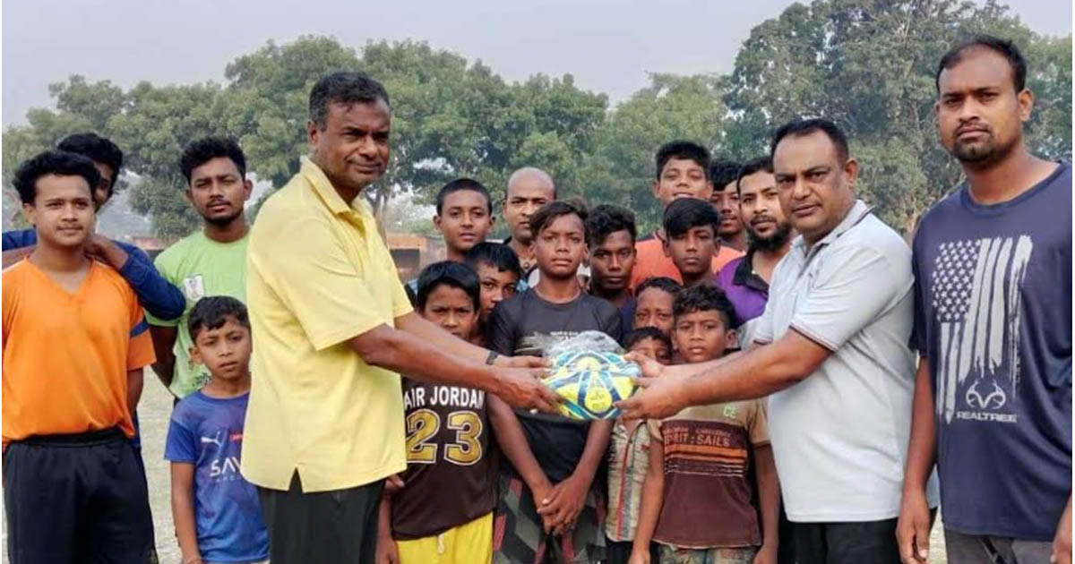 চৌগাছায় ভোরের ক্লাবে ফুটবল উপহার দিলেন ক্রীড়া সংগঠক মঈন