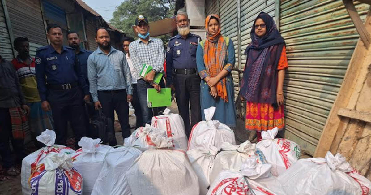 চাঁদপুরে নিষিদ্ধ ৭৭৫ কেজি পলিথিন জব্দ