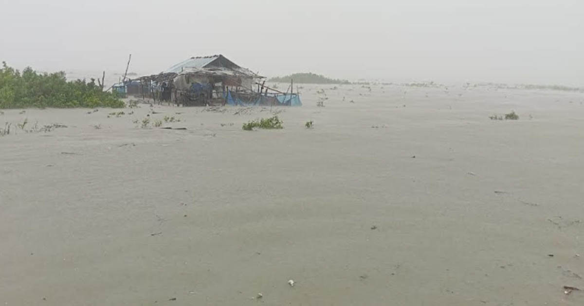 চরফ্যাশনে ঘূর্ণিঝড় শক্তির আঘাত: তীব্র জলোচ্ছ্বাসে পানির নিচে বাড়িঘর