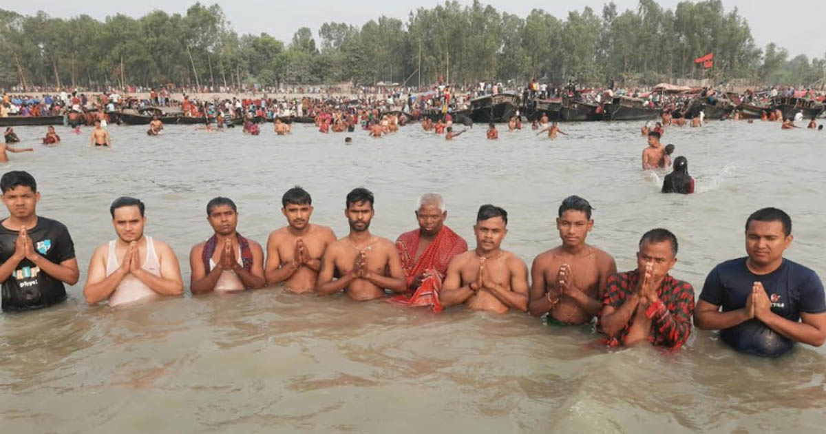 চিলমারীতে ব্রহ্মপুত্র পাড়ে অষ্টমীর স্নান সম্পন্ন