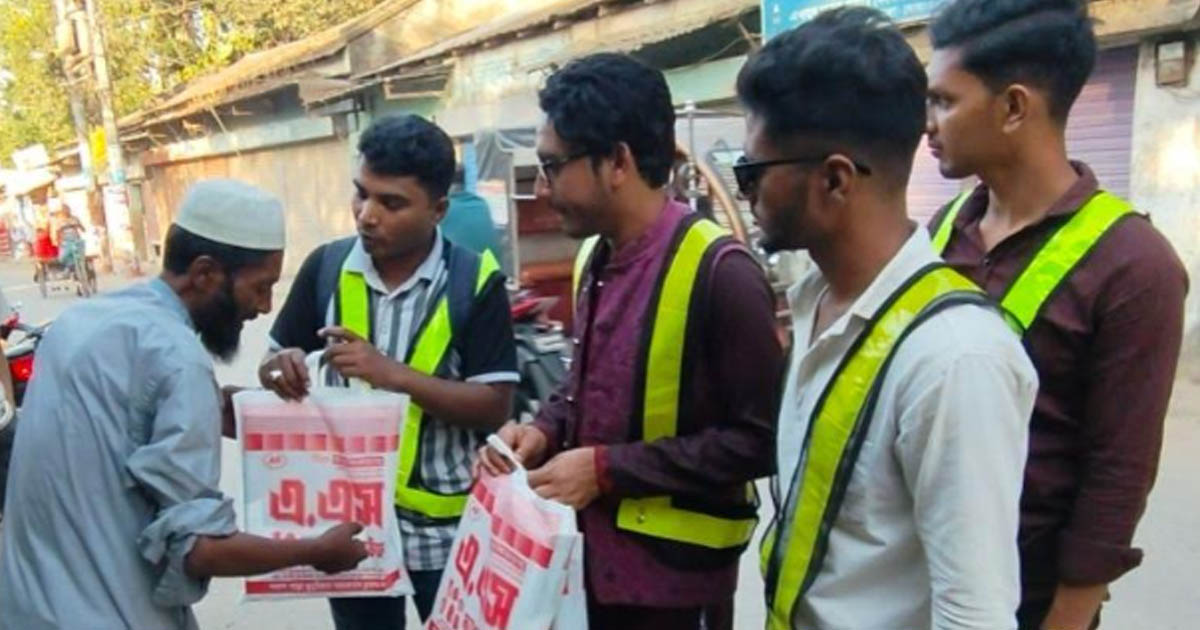 ‘প্রিয় শহর চুয়াডাঙ্গা’ ও মানবিক ফাউন্ডেশনের ঈদ উপহার বিতরণ