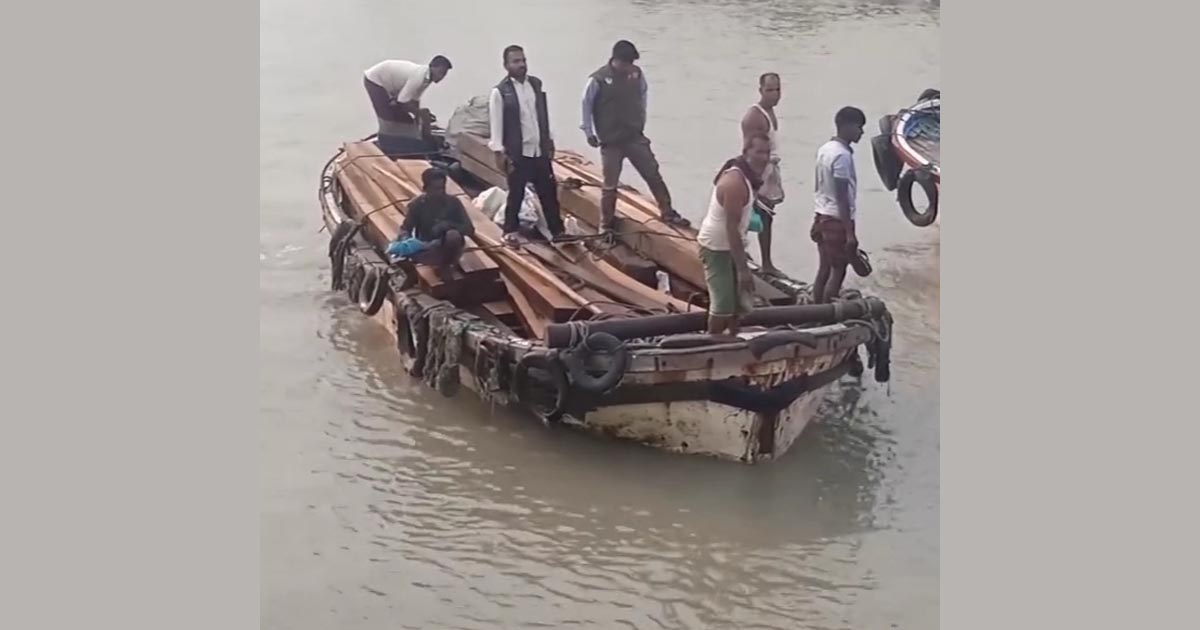 অর্থের বিনিময়ে জব্দকৃত বোট ছেড়ে দিল বিট কর্মকর্তা