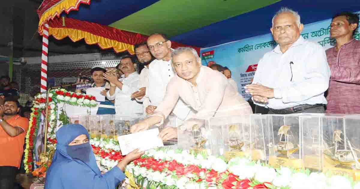 বরুড়ায় ৫৪ পরিবারের পাশে দাঁড়ালেন শফিউদ্দিন