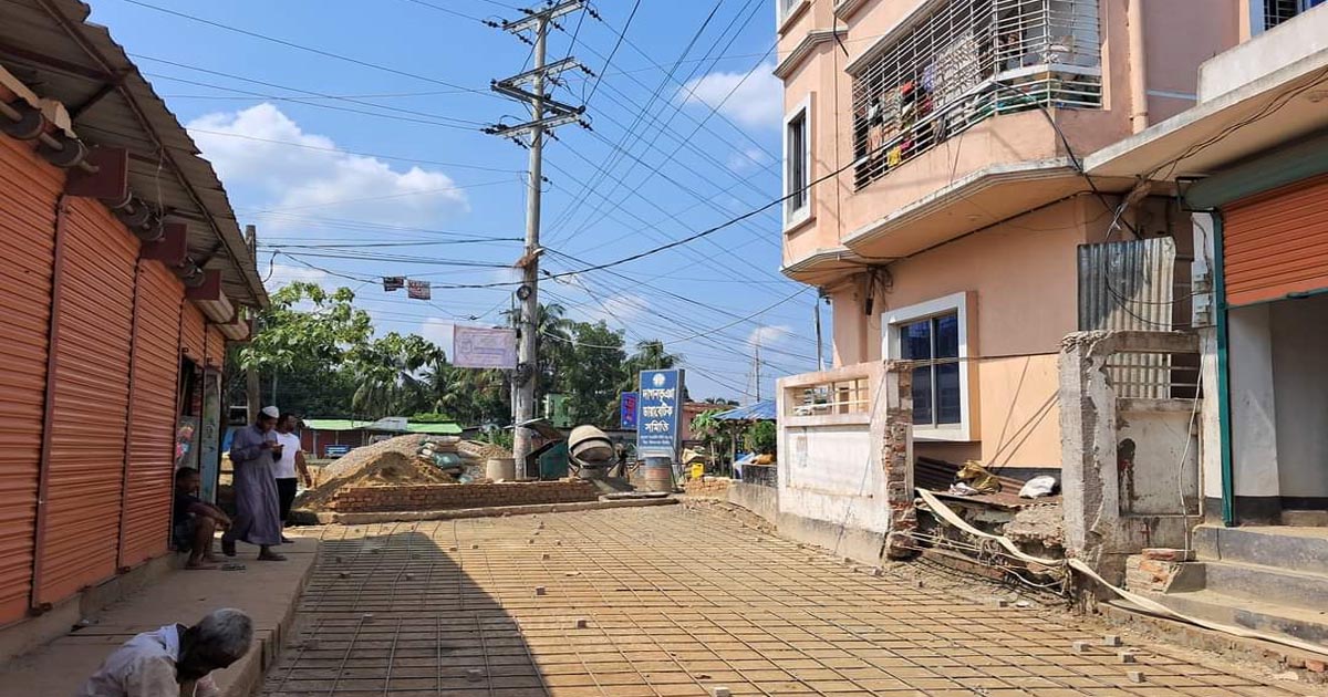 দাগনভূঞায় রাস্তার মাঝে বিদ্যুতের খুঁটি