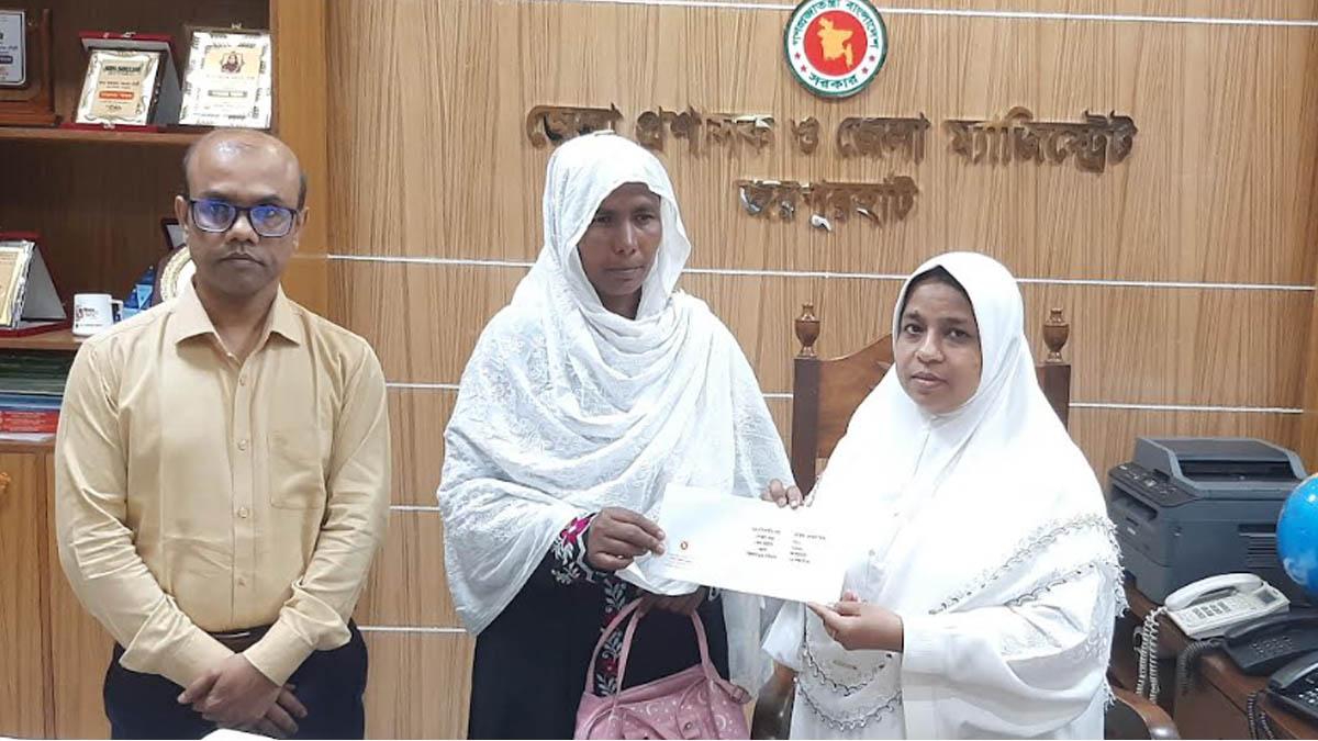 জয়পুরহাটে গণঅভ্যুত্থানে শহীদ ৩ পরিবারকে সঞ্চয়পত্র প্রদান
