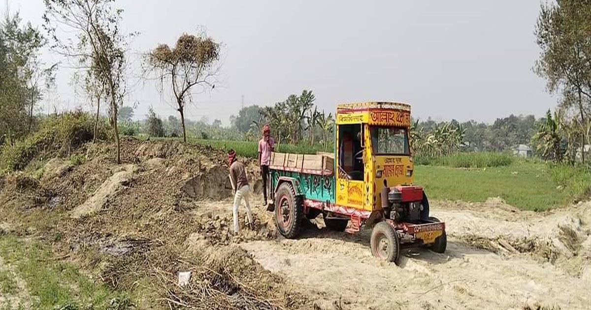 সরকারি জমি থেকে মাটি কাটার অভিযোগে কারাদণ্ড