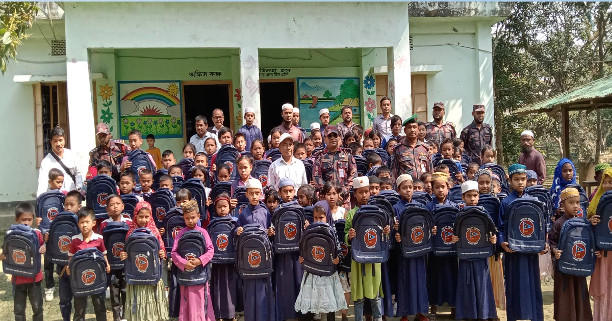 থানচিতে মেধাবী শিক্ষার্থীদের স্কুল ব্যাগ বিতরণ