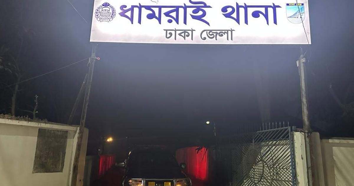 থানার সামনে এক স্ত্রীকে নিয়ে দুই স্বামীর কাড়াকাড়ি