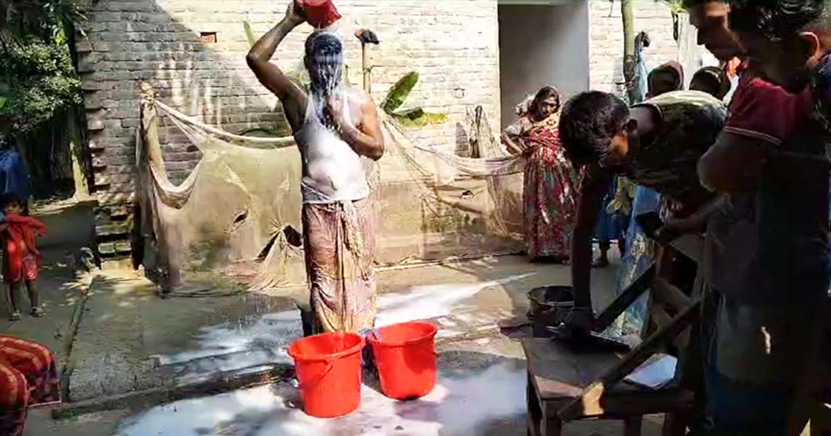 পরকিয়ায় ১২ বছরের সংসার ভাঙলেন স্ত্রী, দুধ দিয়ে গোসল করলেন স্বামী