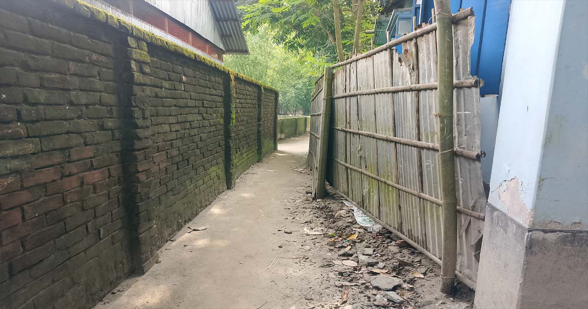 আদালতের রায় সত্ত্বেও রাস্তা বন্ধ, দুর্ভোগে দশ পরিবার