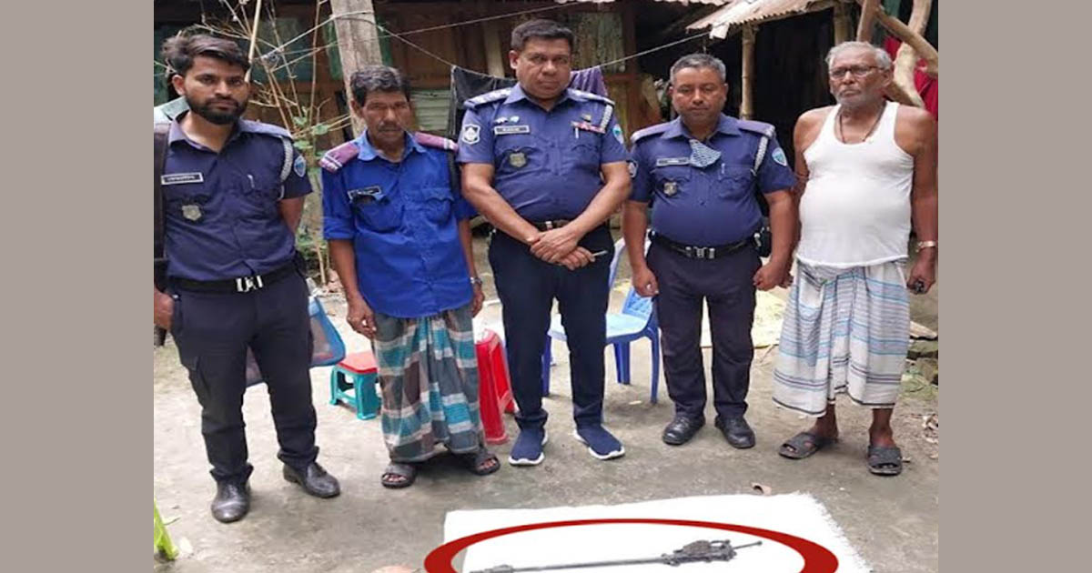 ফরিদগঞ্জে মাটির নিচ থেকে রাইফেলের অংশ উদ্ধার