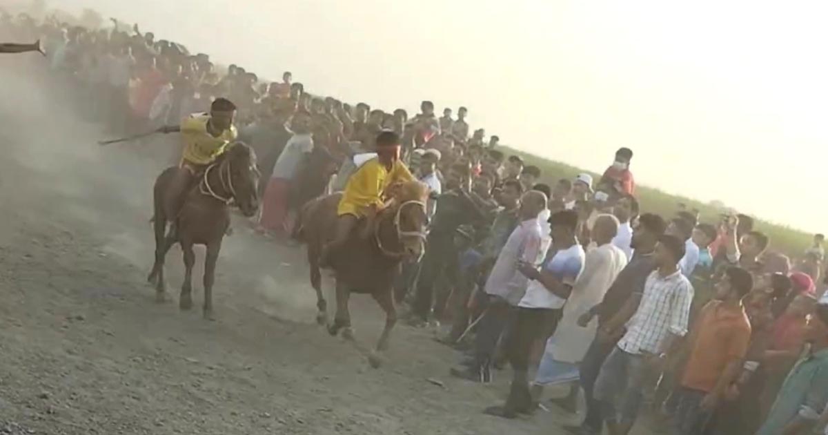 ফরিদপুরে ঘোড়া দৌড় দেখতে হাজারো মানুষের ভিড়