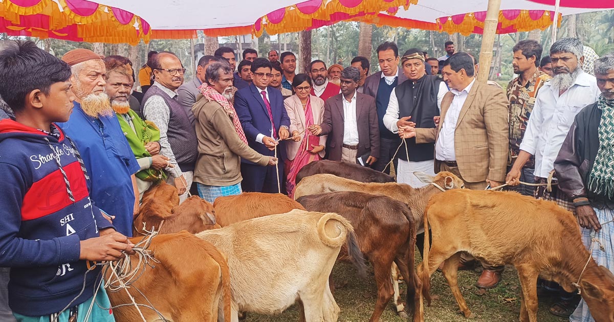 জেলেদের স্বাবলম্বী করতে গরু-ছাগল বিতরণ