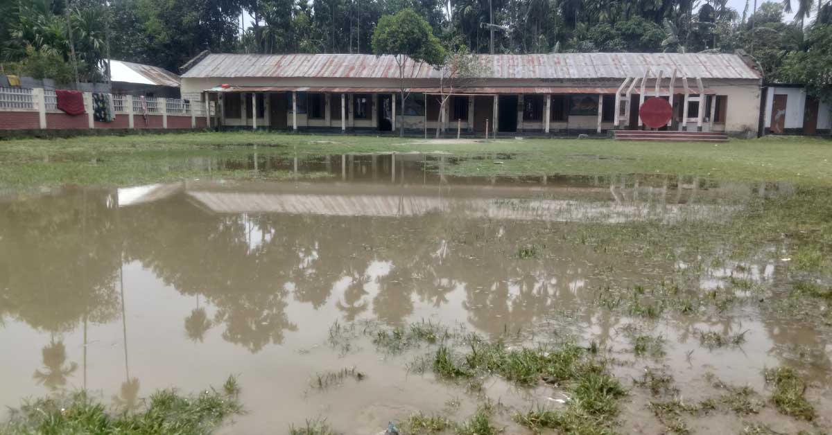 সামান্য বৃষ্টি হলেই বিদ্যালয় মাঠে হাঁটু পানি, ভোগান্তিতে শিক্ষার্থীরা
