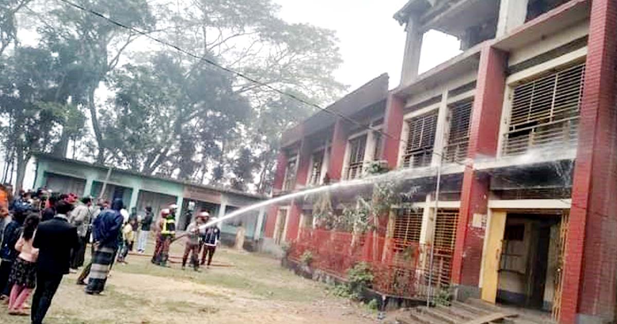 নান্দাইলে ভোটকেন্দ্রে আগুন, আটক ৩