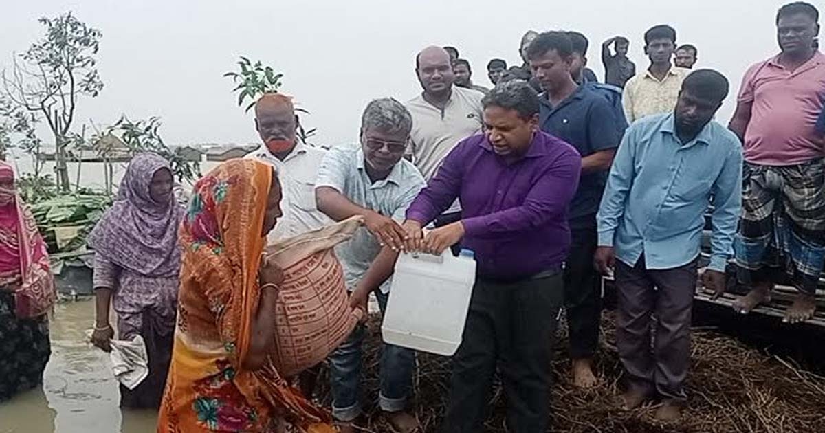 ফুলছড়িতে পানিবন্দি মানুষের মাঝে ত্রাণ বিতরণ