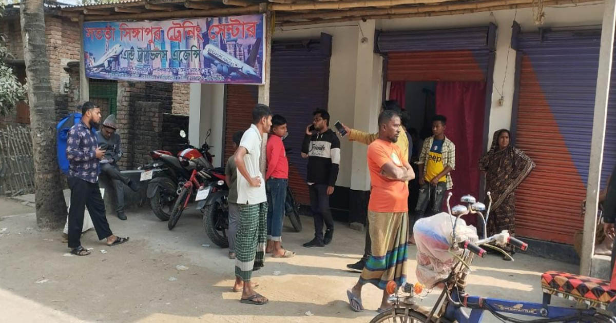 গাংনীতে বিকট শব্দে বোমা বিস্ফোরণ: প্রাণে বাঁচলেন যুবক