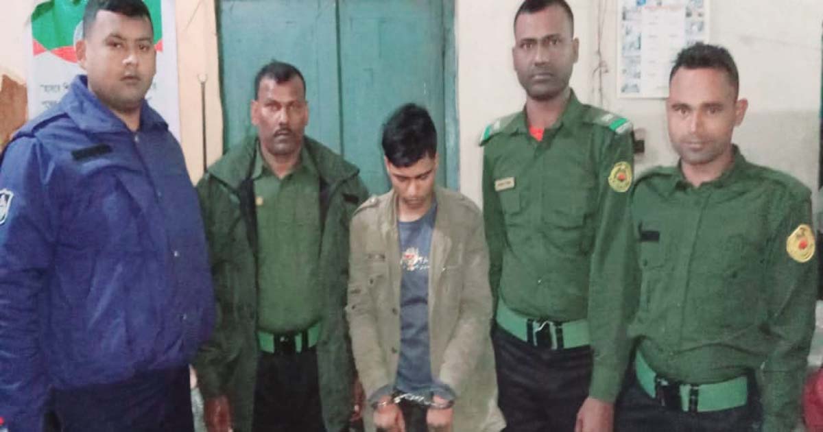 গফরগাঁওয়ে হাওর এক্সপ্রেস ট্রেনে পাথর নিক্ষেপ, যুবক আটক