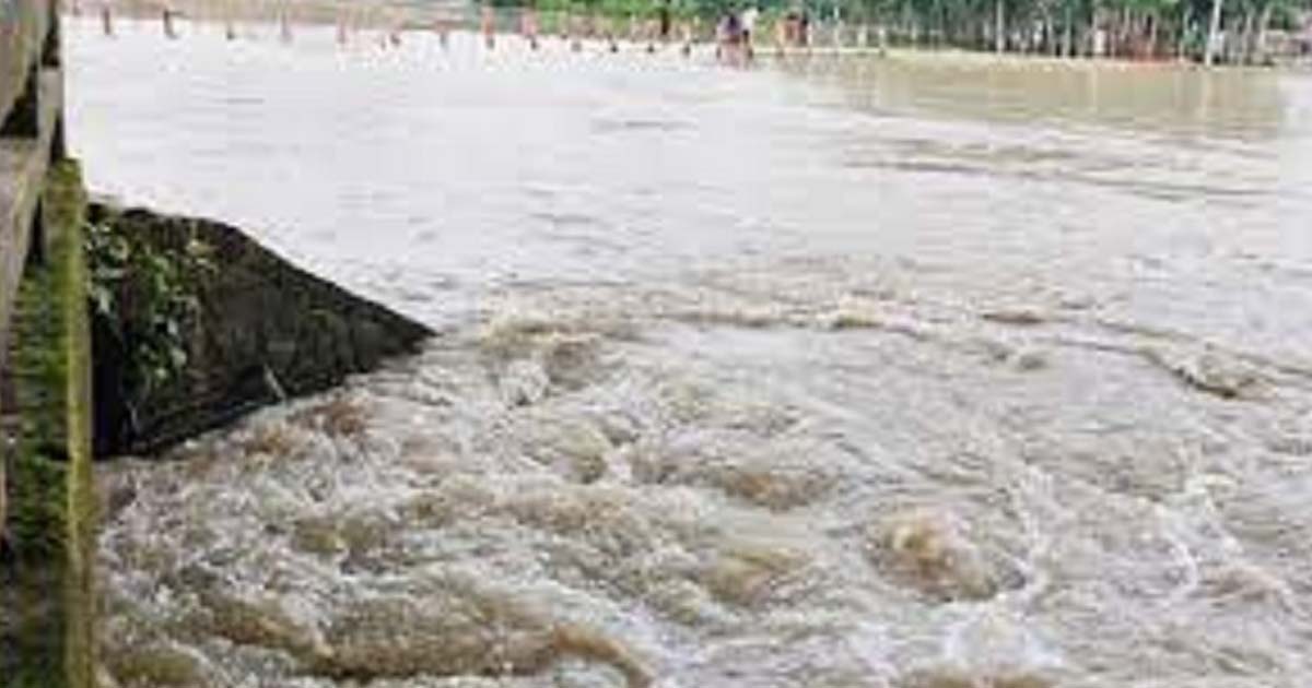 কুমিল্লার গোমতী নদীর পানি বিপৎসীমার উপরে, হু হু করে বাড়ছে পানি ঘড়বাড়ি তলিয়ে যাচ্ছে