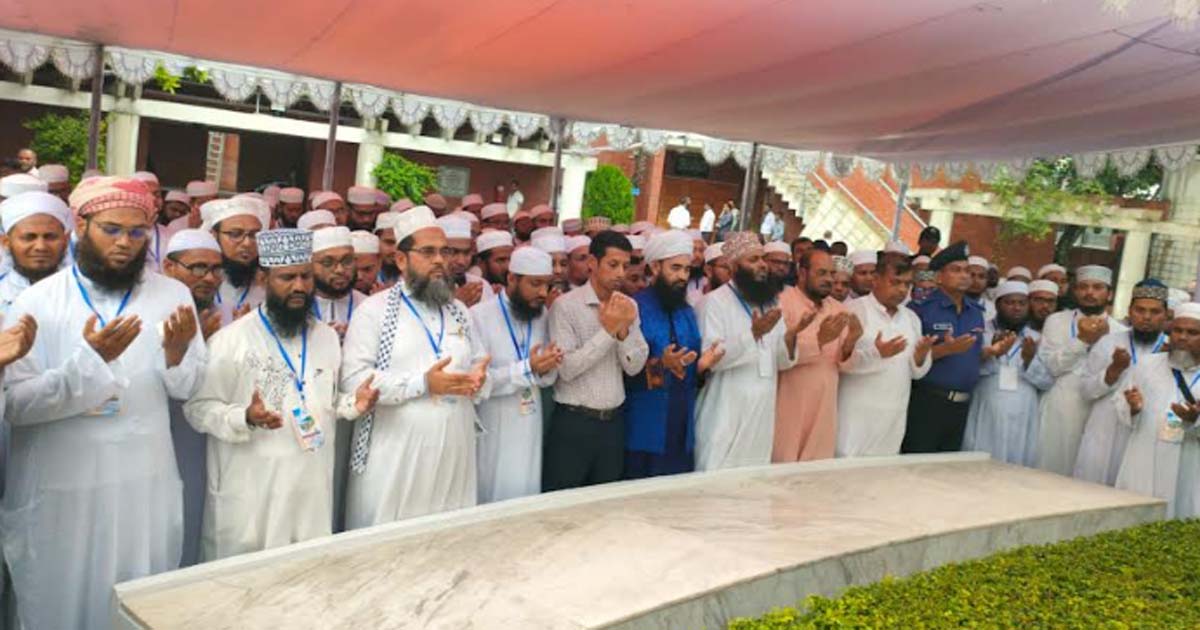 বঙ্গবন্ধুর সমাধিতে শ্রদ্ধা জানিয়েছেন মডেল মসজিদের ইমাম-মুয়াজ্জিনরা