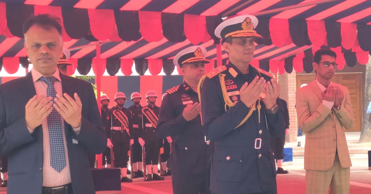 টুঙ্গিপাড়ায় বঙ্গবন্ধুর সমাধিতে বাংলাদেশ কোস্ট গার্ডের মহাপরিচালকের শ্রদ্ধা