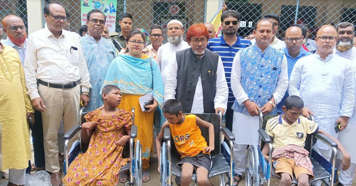 গুরুদাসপুরে প্রধানমন্ত্রীর বিশেষ বরাদ্দের হুইল চেয়ার ও চেক বিতরণ