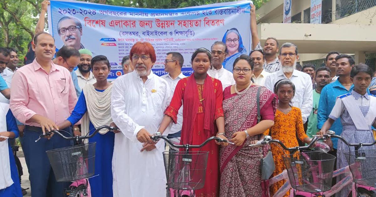 গুরুদাসপুরে ক্ষুদ্র নৃগোষ্ঠীদের মাঝে উন্নয়ন সহায়তা বিতরণ