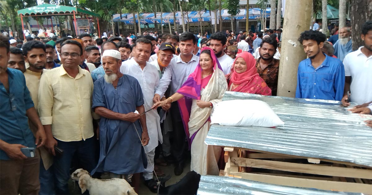 হিজলায় জেলেদের মাঝে উপকরণ বিতরণ