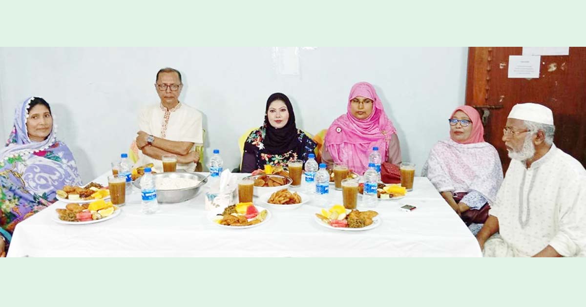 কুষ্টিয়ায় এতিমদের সঙ্গে ডিসির সহধর্মিণীর ইফতার