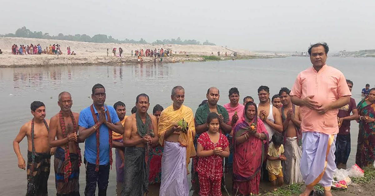 ইসলামপুরে সনাতন ধর্মাবলম্বীদের অষ্টমী স্নানোৎসবে পুণ্যার্থীর ঢল