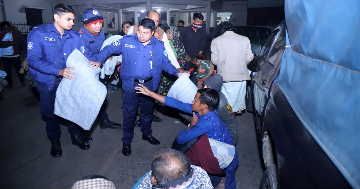 ফেনীতে শীতবস্ত্র নিয়ে অসহায় মানুষের পাশে পুলিশ সুপার