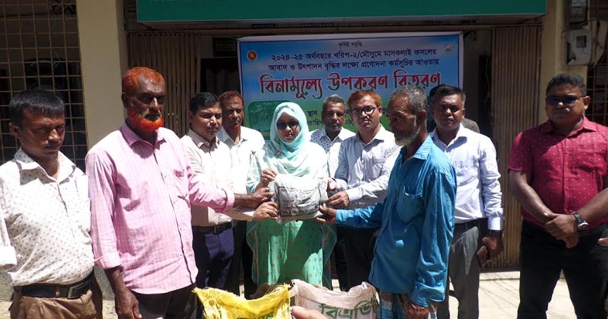 ঝিনাইদহে কৃষকদের মাঝে বিনামূল্যে বীজ ও সার বিতরণ