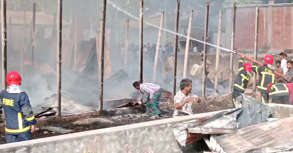 নিয়ন্ত্রণে আশুলিয়ায় ঝুটের গোডাউনের আগুন
