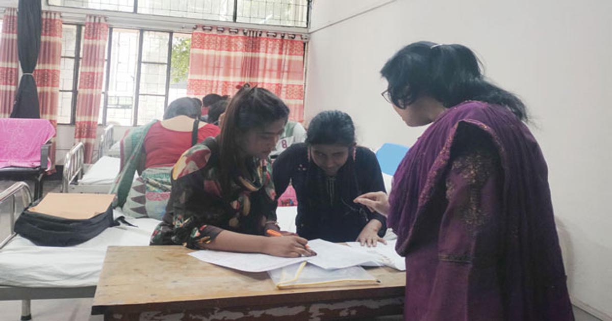 জবিতে পরীক্ষা দিলেন বিশেষ চাহিদাসম্পন্ন ৯ শিক্ষার্থী