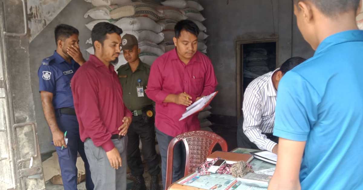 মাটিরাঙ্গায় পাটের মোড়ক ব্যবহার না করায় ভ্রাম্যমাণ আদালতের জরিমানা
