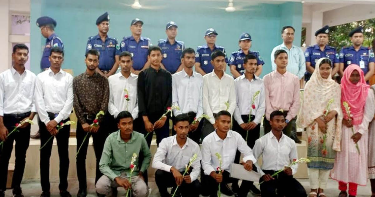 জয়পুরহাটে ঘুষ ছাড়াই মাত্র ১২০ টাকায় পুলিশের চাকরি পেলেন ১৩ জন